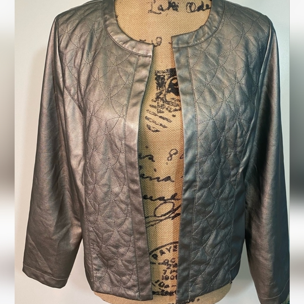 Chico s Women s Silver Faux Leather Long-Sleeve Lined Blazer Sz 2 or  L